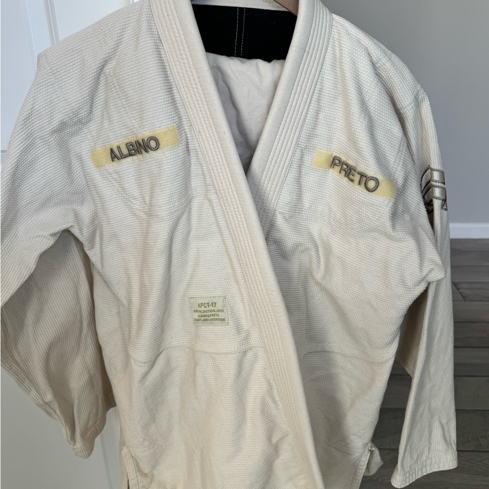 Albino Preto Jiu Jitsu Gi - Off-White